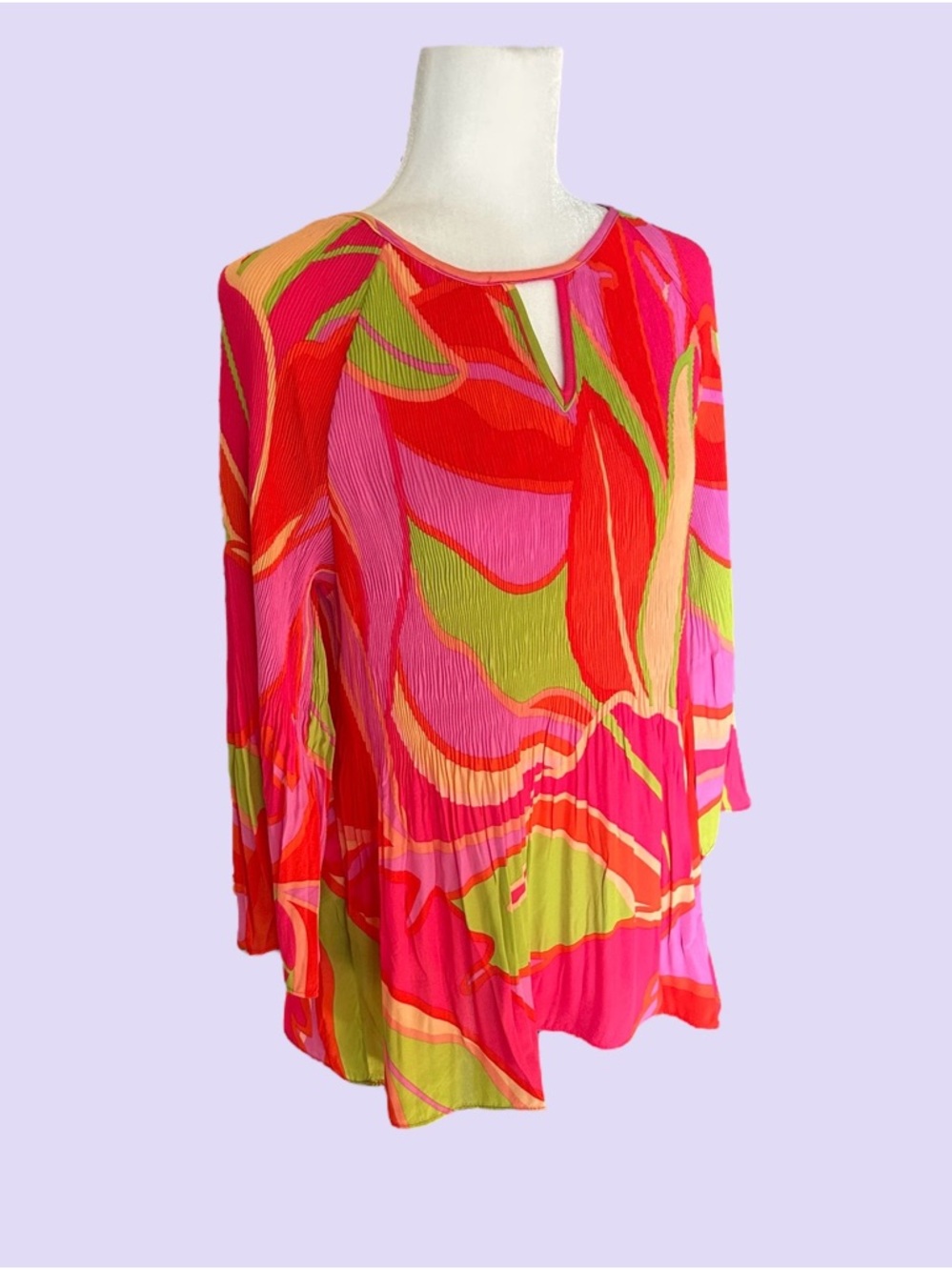 SUNNY LEIGH. NWT. Bright, Lively Easy Care Tunic Top. 100% Polyester. Med. $25.